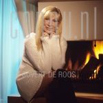 29-11-2001 Mary Borsato at home in Stompetoren.

[keywords]Posed, Half Length, Eyecontact, Smiling, Fireplace[/keywords]